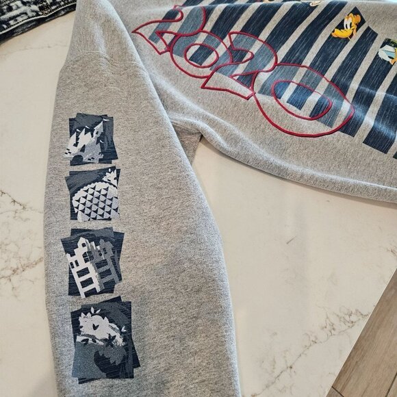 WALT DISNEY WORLD 2020 MEN'S LARGE Mickey & Friends Gray Sweatshirt Top Unisex - Picture 4 of 9